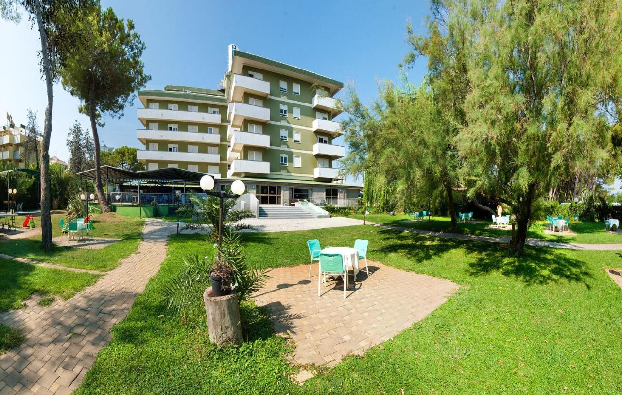 Hotel Smeraldo Giulianova Exteriör bild