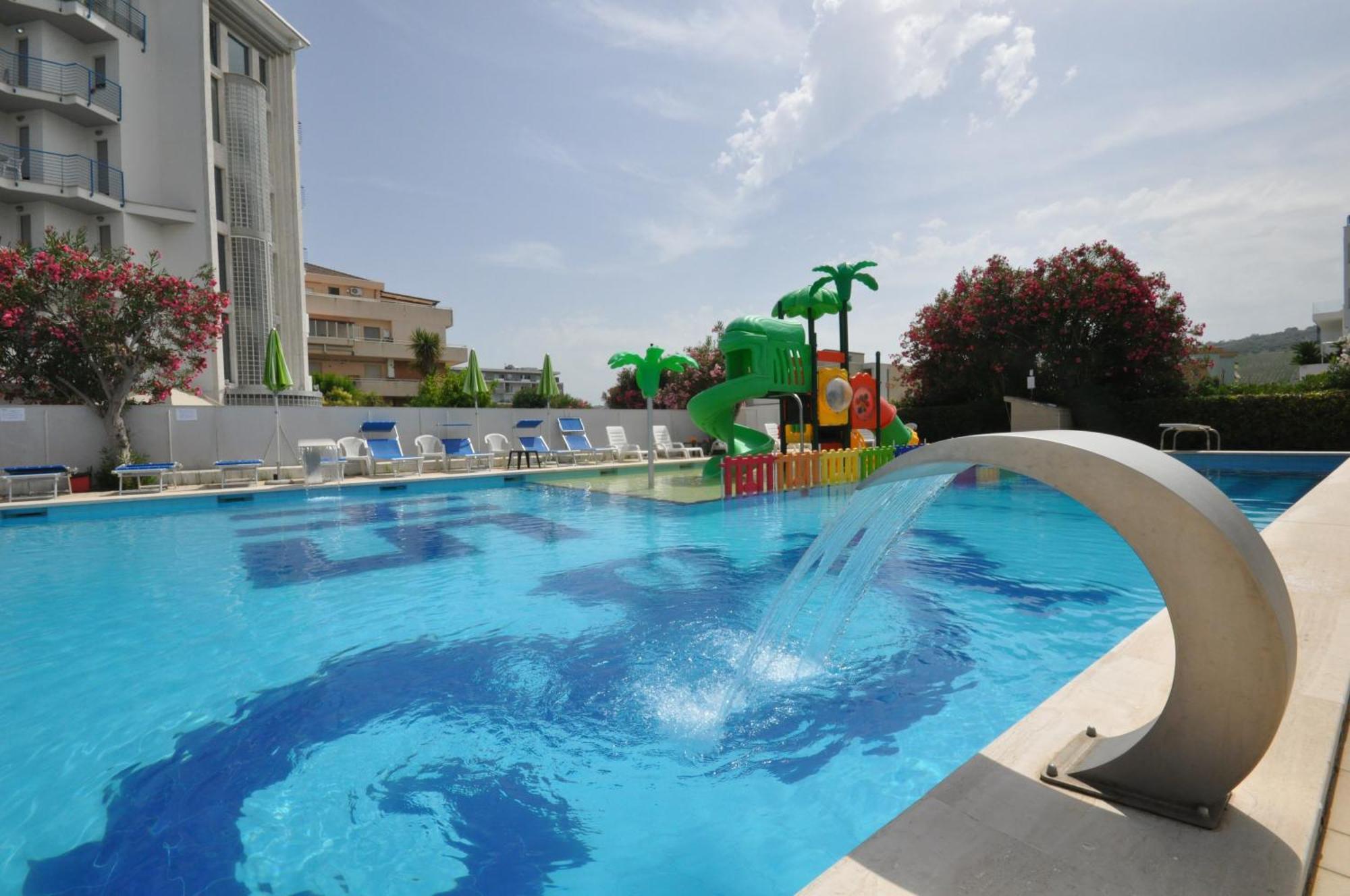 Hotel Smeraldo Giulianova Exteriör bild